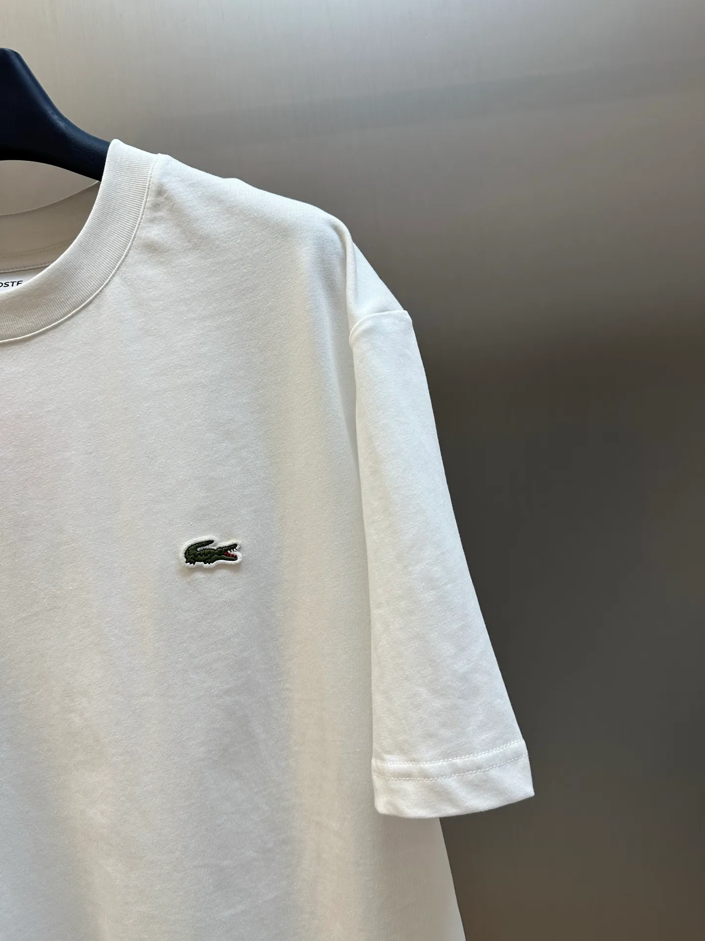 Lacoste Crocodile Logo Short Sleeve Made from custom combed smooth plain cotton fabric, the iconic crocodile is vividly displayed in the heart. The vivid logo contrasts with the calm background, quietly highlighting the French style. With a solid color as the base and the logo as the print, it fully displays the texture and brand heritage in a low-key manner. Using stamping technology, independent embroidered stamps are made through computer embroidery, and then positioned and sewn onto the clothing. It has a strong three-dimensional effect, is strong and washable, and has stable quality. size：s m l xl